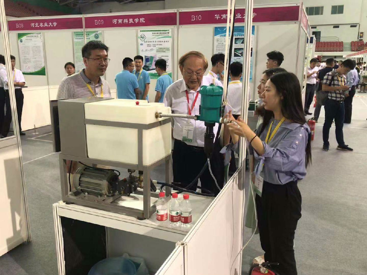 中国工程院 汪懋华 院士 现场指导化工学院的作品.jpg